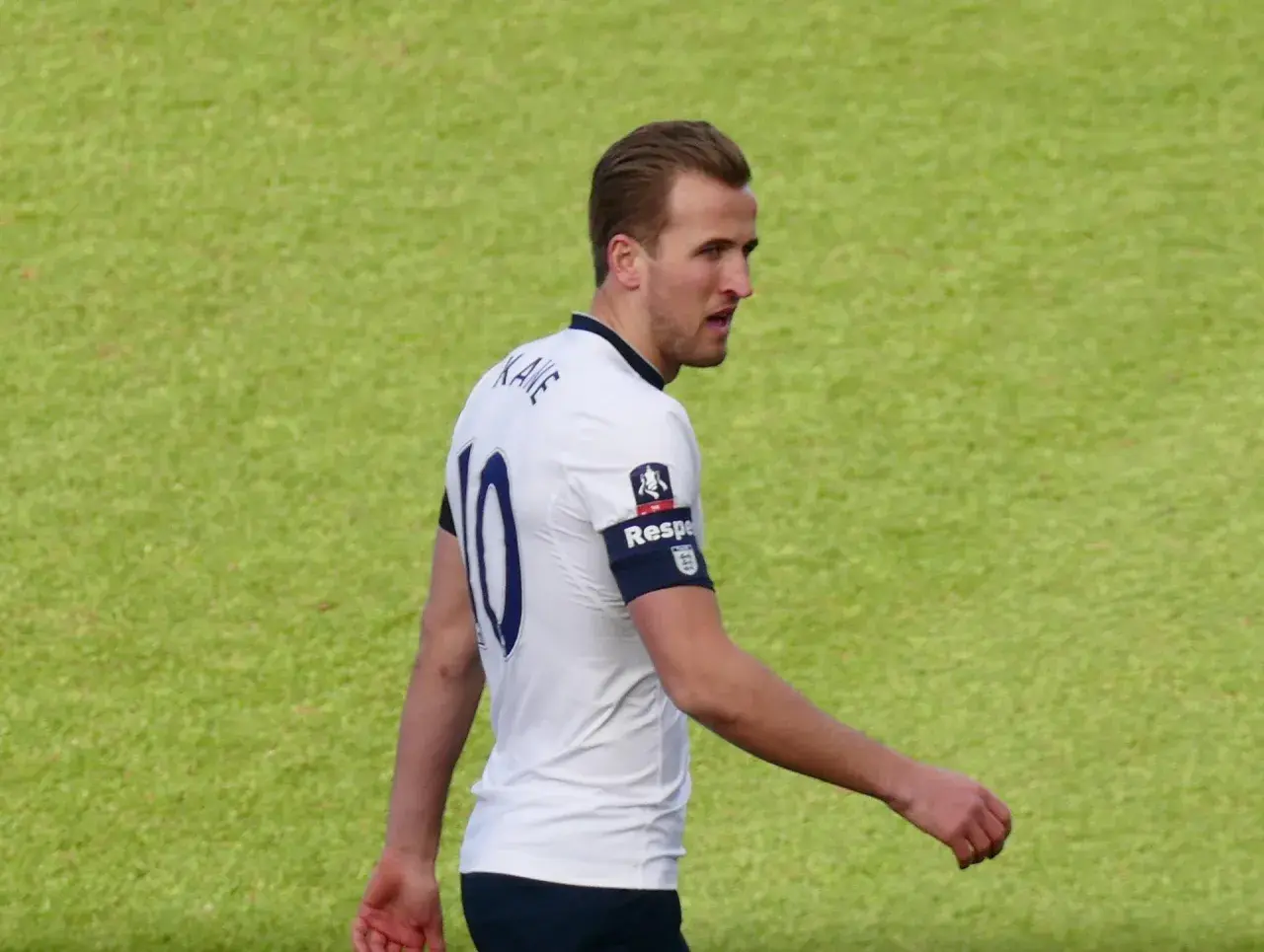 Piłkarz Harry Kane w białej koszulce z numerem 10. Zastanawiasz się, ile lat ma Harry Kane?