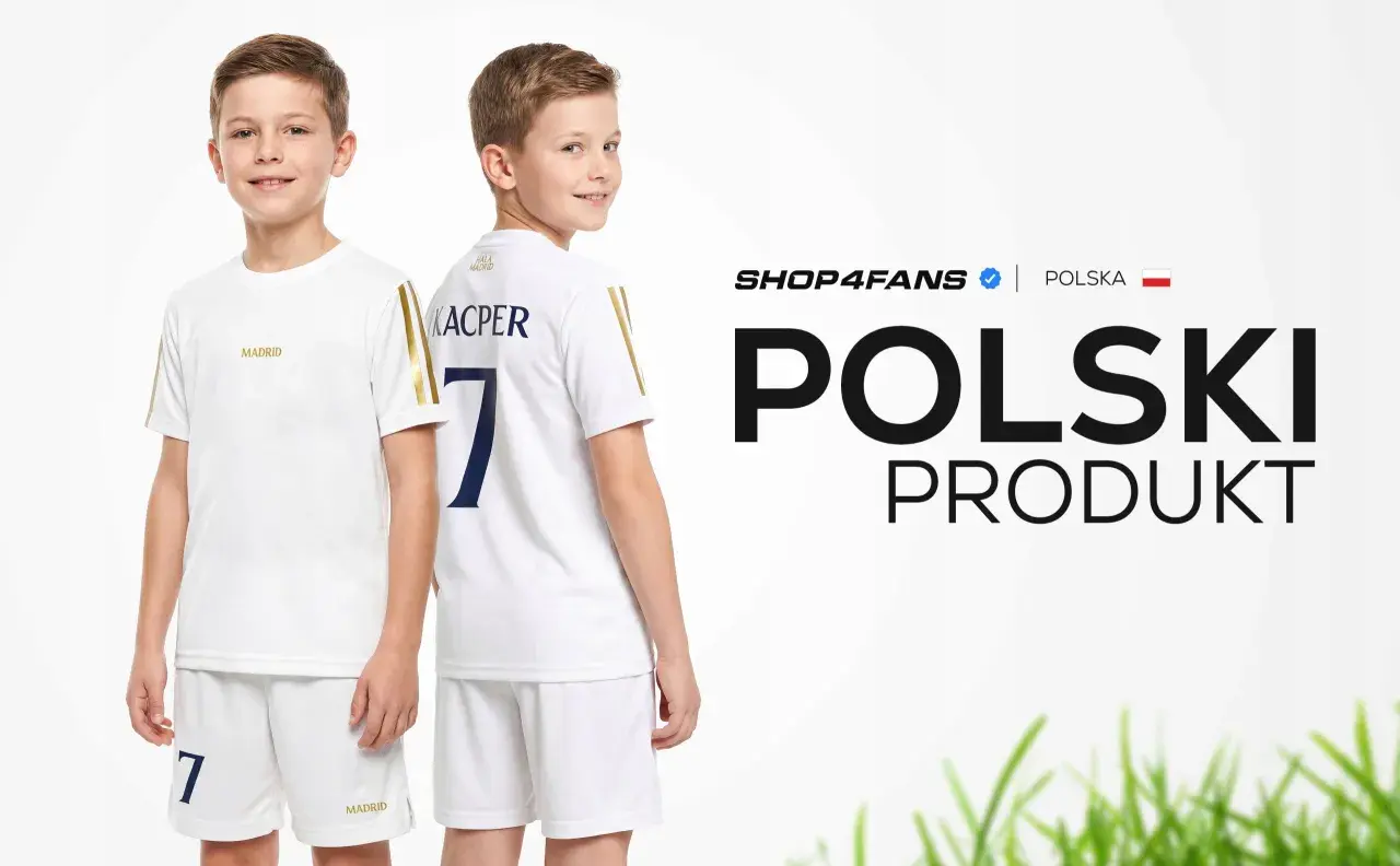 Dwóch chłopców w białych strojach piłkarskich z elementami w barwach Realu Madryt. Jeden z nich ma na plecach napis "KACPER" i numer "7".