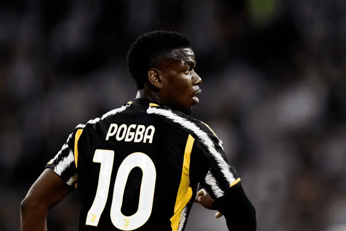 Piłkarz Paul Pogba w czarno-złotej koszulce z numerem 10, gotowy do gry.