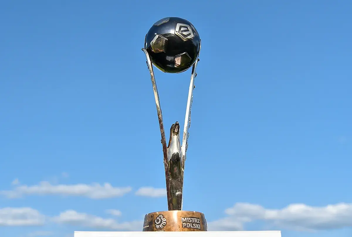 Trofeum "Mistrz Polski" symbolizuje sukcesy najbardziej utytułowanych klubów w Polsce.
