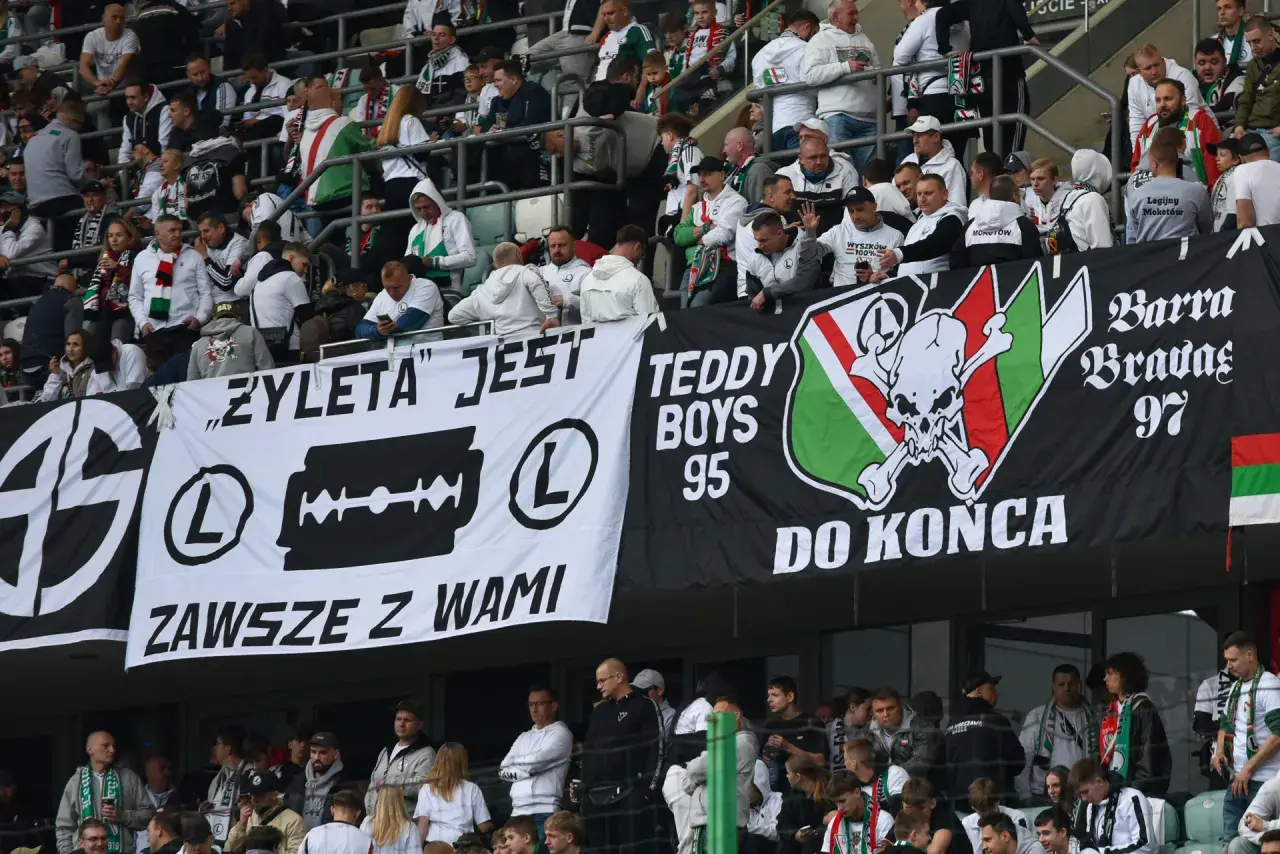 Fani Legii Warszawa, w tym grupa "Barra Bravas 97", z transparentami "Żyleta jest zawsze z wami" i "Teddy Boys 95".