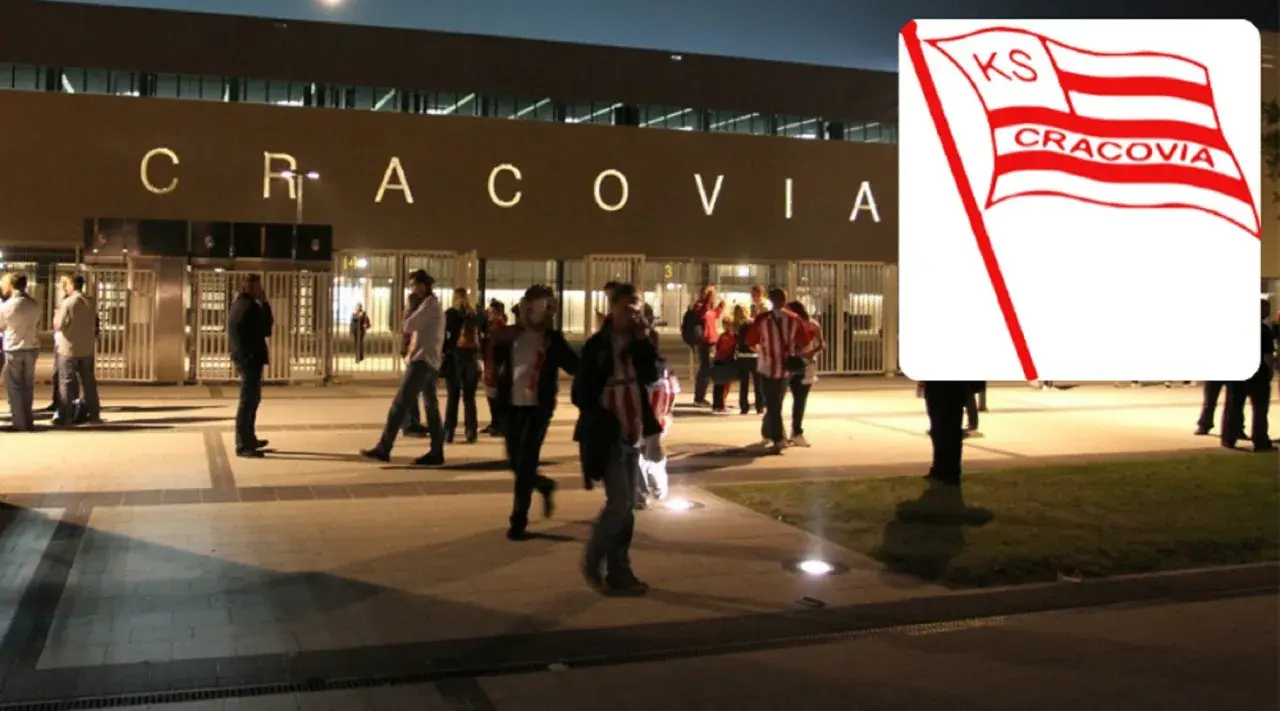 Fani przed stadionem Cracovii, najstarszego klubu piłkarskiego w Polsce.