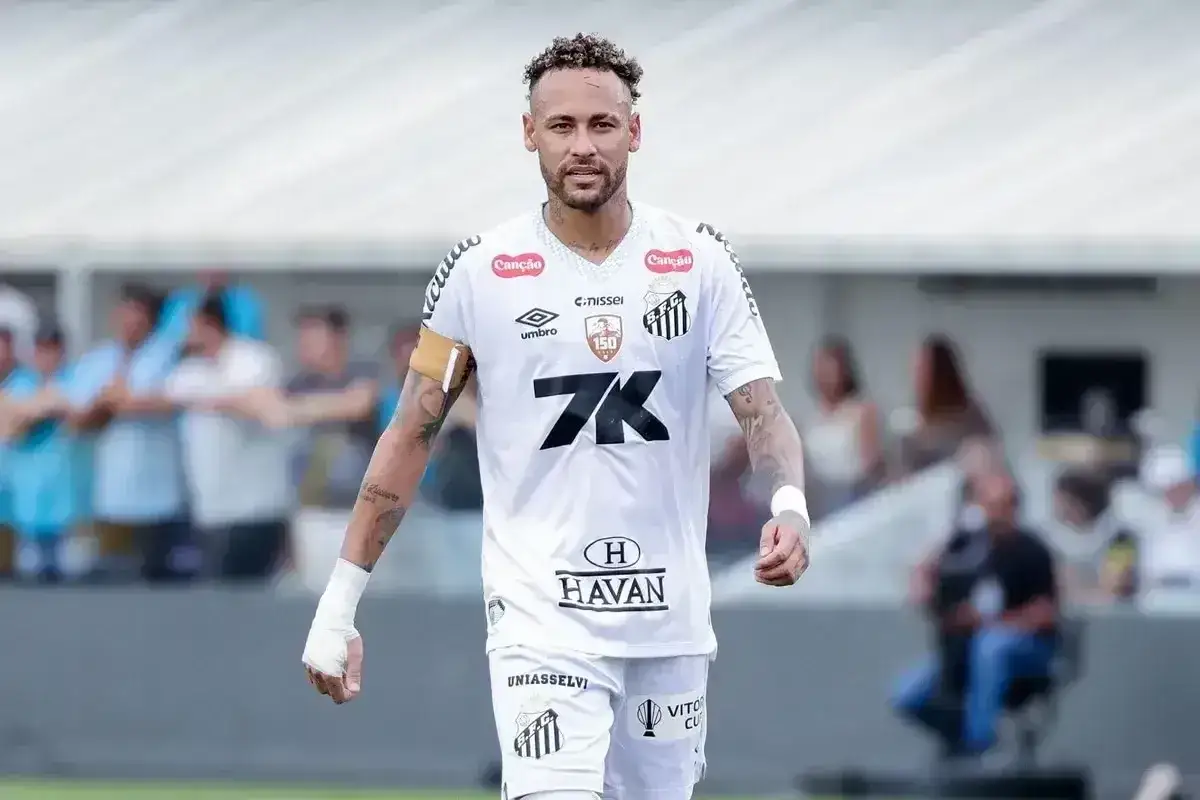 Neymar w białej koszulce Santos, z opaską na ramieniu. Czy to jego ostatni mecz, koniec kariery?