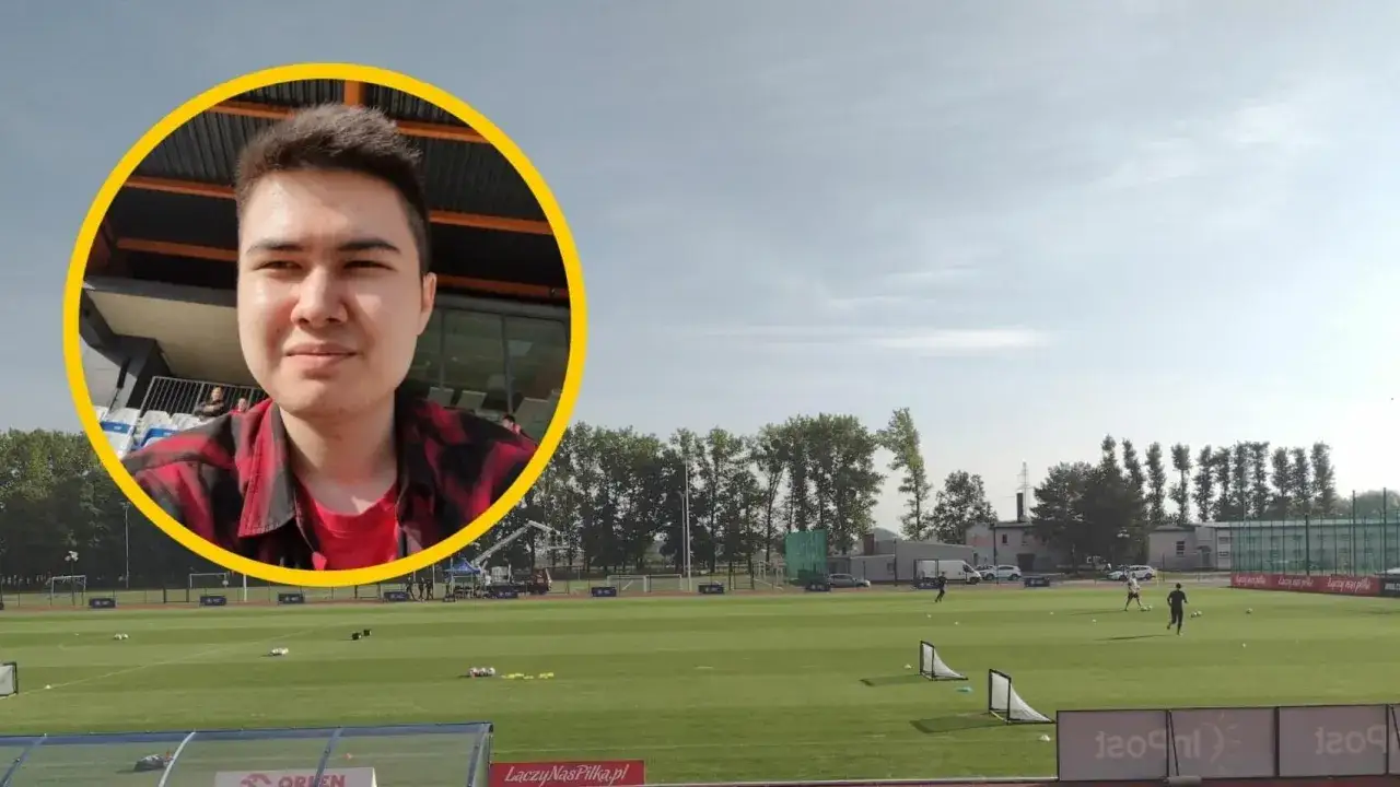 Młody skaut piłkarski obserwuje trening na boisku.
