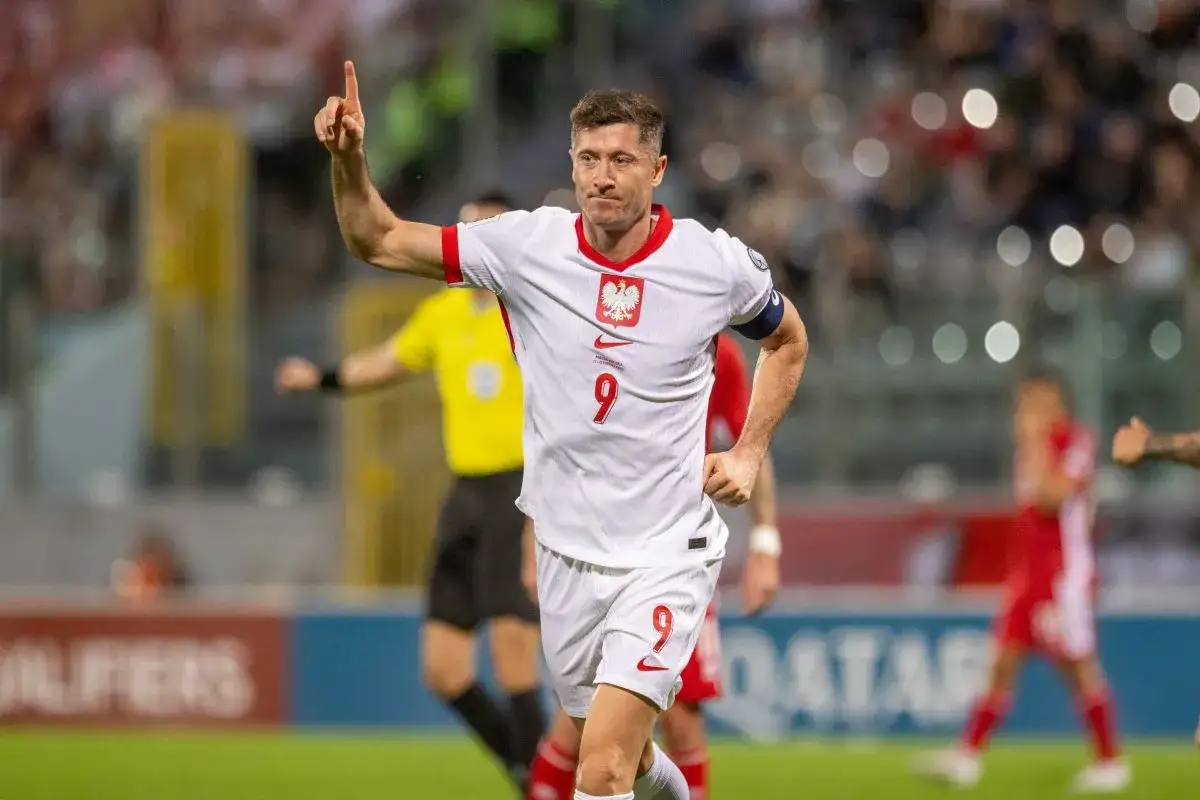 Robert Lewandowski, z numerem 9 na koszulce, świętuje bramkę. Jest rekordzistą pod względem najwięcej występów w reprezentacji Polski.