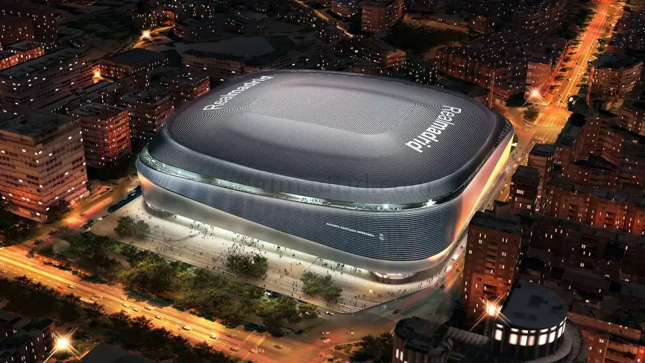 Nocny widok stadionu Santiago Bernabéu, domu Realu Madryt, klubu z Hiszpanii.