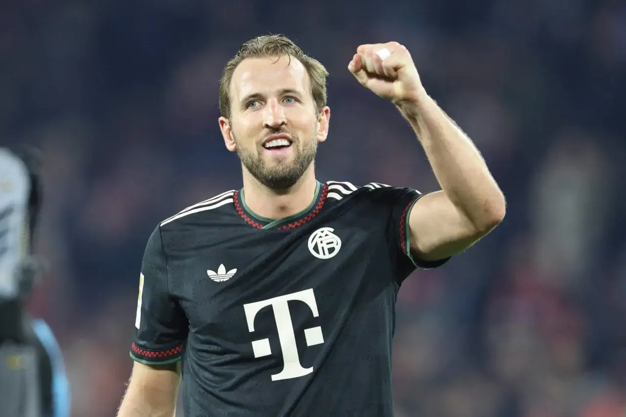 Harry Kane, świętujący bramkę. Ile lat ma Harry Kane? W tym momencie 30.