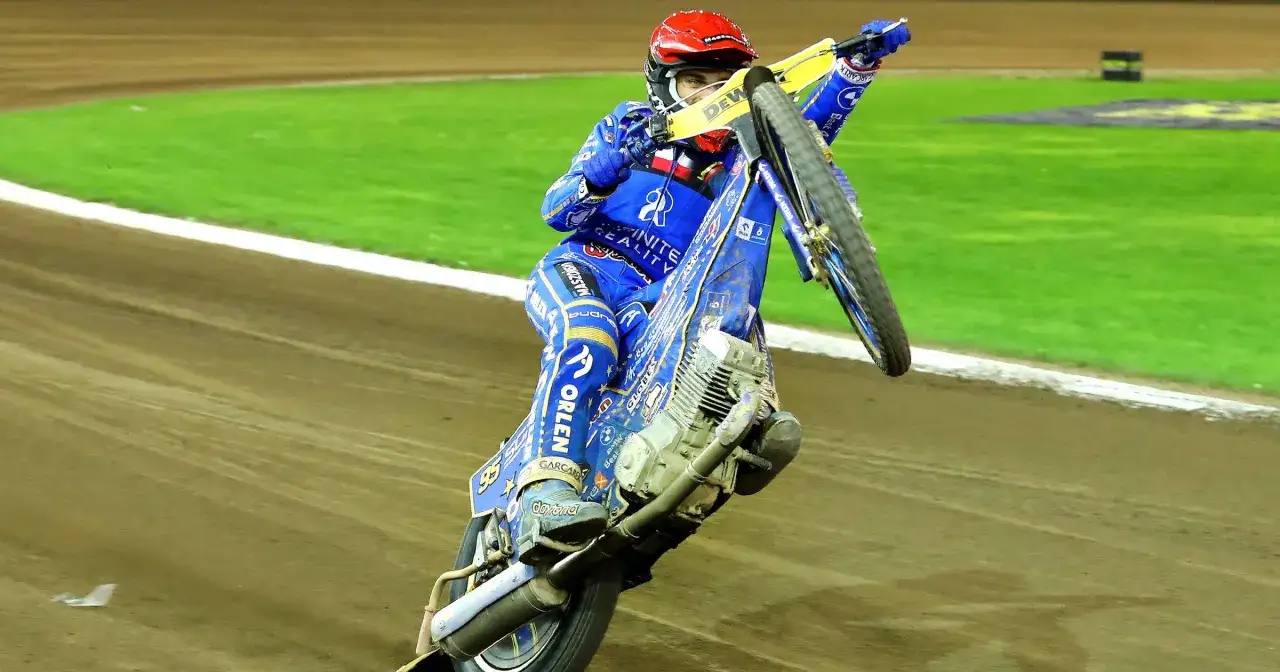 Bartosz Zmarzlik na motocyklu żużlowym wykonuje widowiskowy 