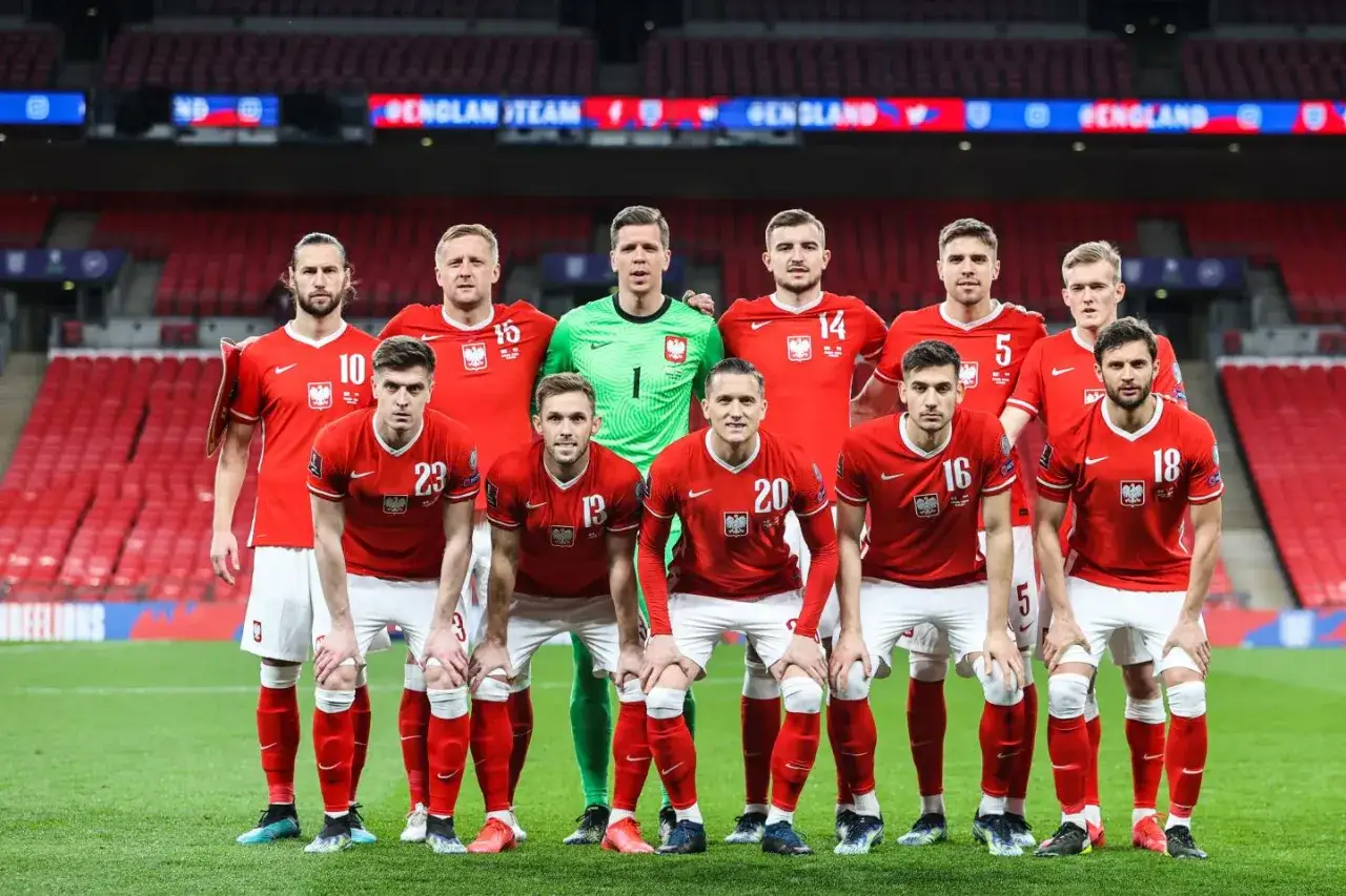Piłkarze reprezentacji Polski w czerwonych strojach, gotowi do meczu z Anglią.