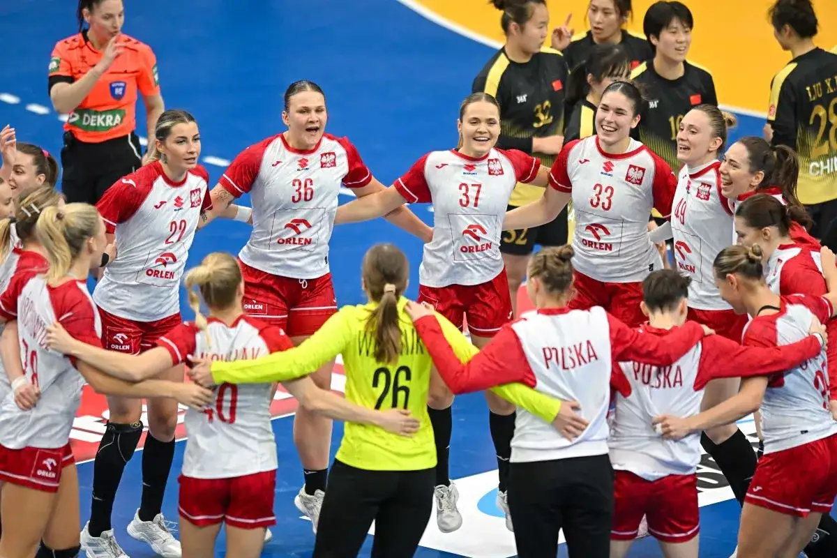 Piłkarki ręczne Polski świętują zwycięstwo nad Chinami. Drużyna w białoczerwonych strojach tworzy radosny krąg.