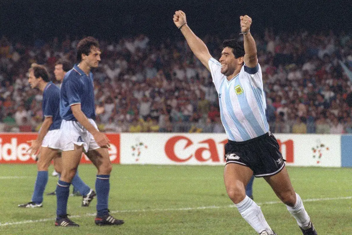 Diego Maradona świętuje zwycięstwo Argentyny nad Włochami.
