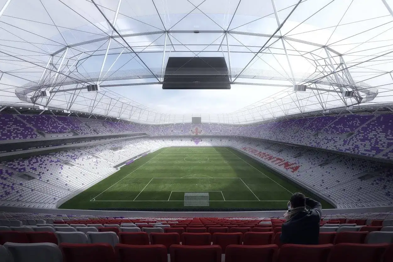 Nowoczesny fiorentina stadion z fioletowymi i białymi siedzeniami, zieloną murawą i widokiem na ekran.