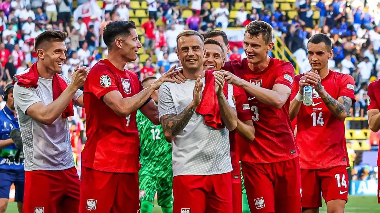 Piłkarze reprezentacji Polski świętują, jeden z nich, w szarej koszulce, klaska, być może to jego koniec kariery.