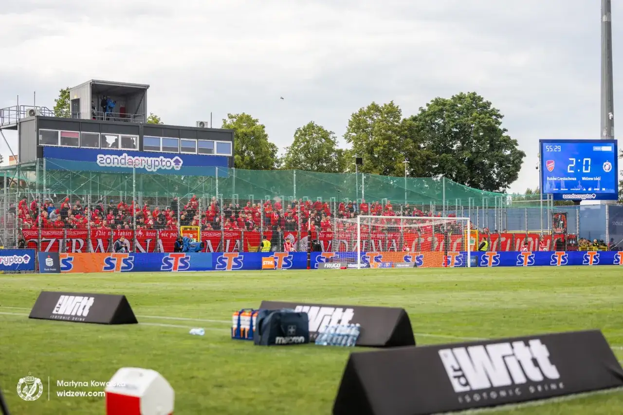 Wynik meczu Raków Częstochowa – Widzew Łódź 2:0. Kibice na trybunach, piłkarze na boisku.