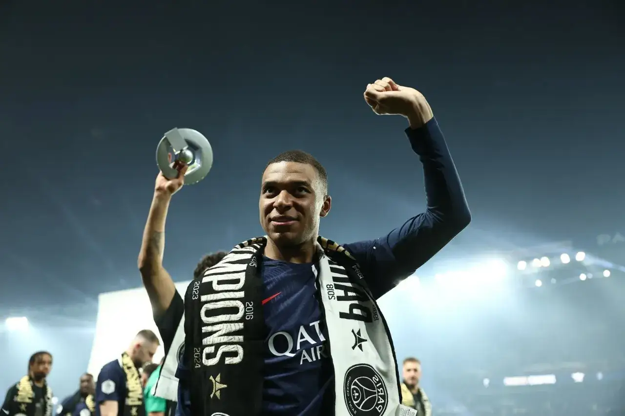 Zdjęcie Ile zarabia Kylian Mbappe tygodniowo? Zaskakujące fakty o pensji