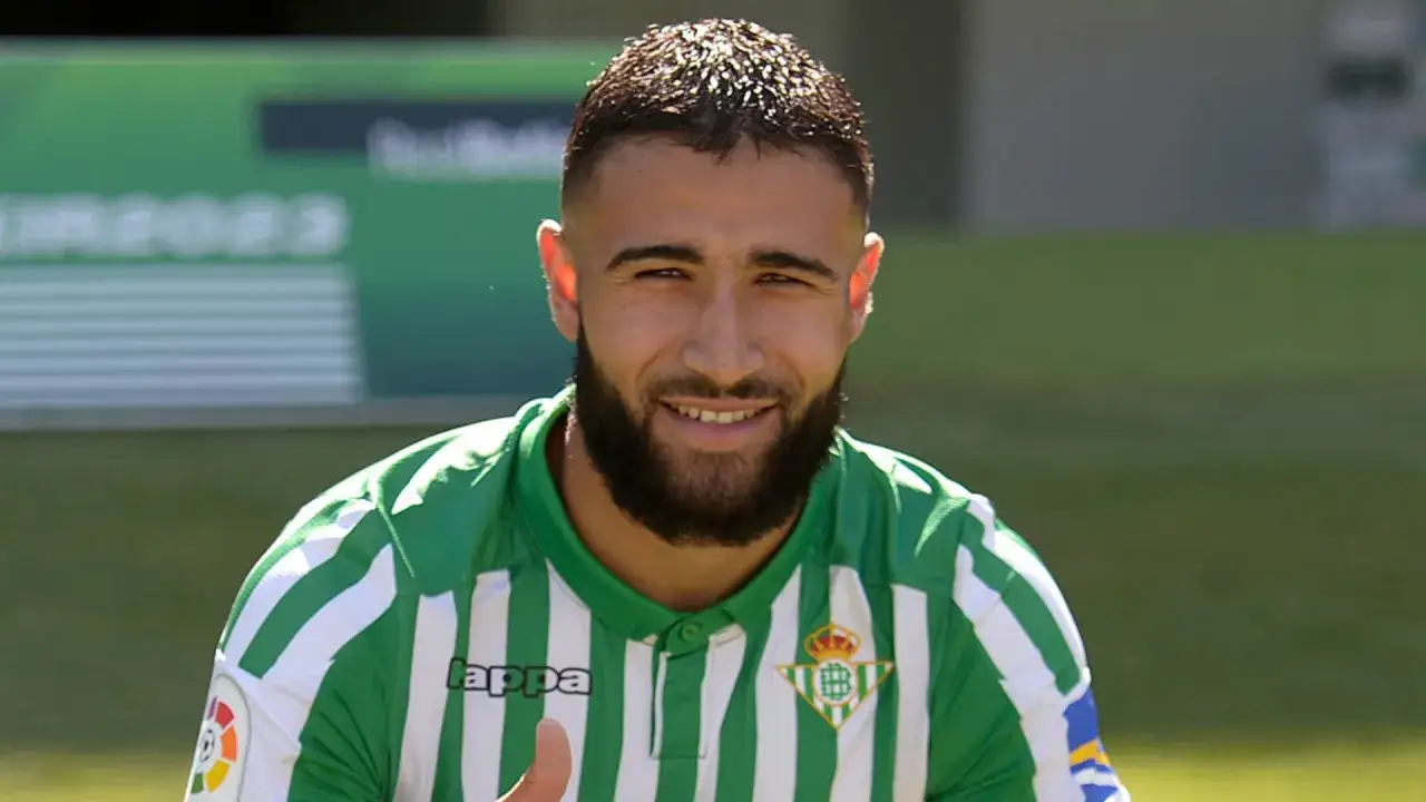 Uśmiechnięty piłkarz Nabil Fekir w zielono-białej koszulce Realu Betis.