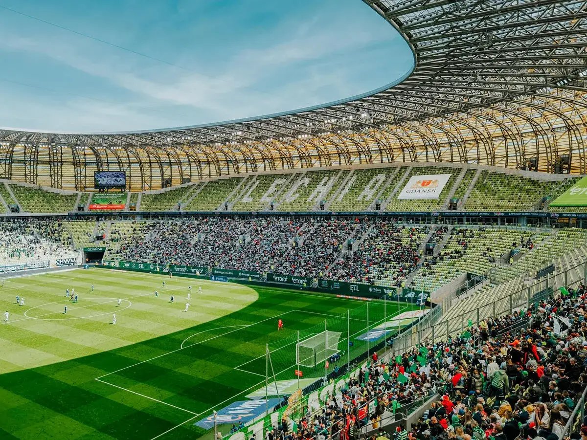 Polsat Plus Arena Gdańsk, z pełnymi trybunami, pokazuje swoją imponującą pojemność podczas meczu.