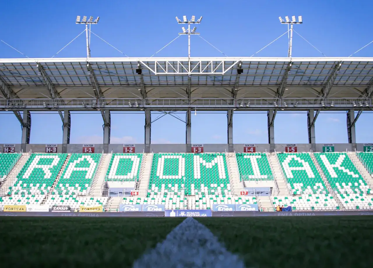 Puste trybuny stadionu RKS Radomiak Radom z napisem