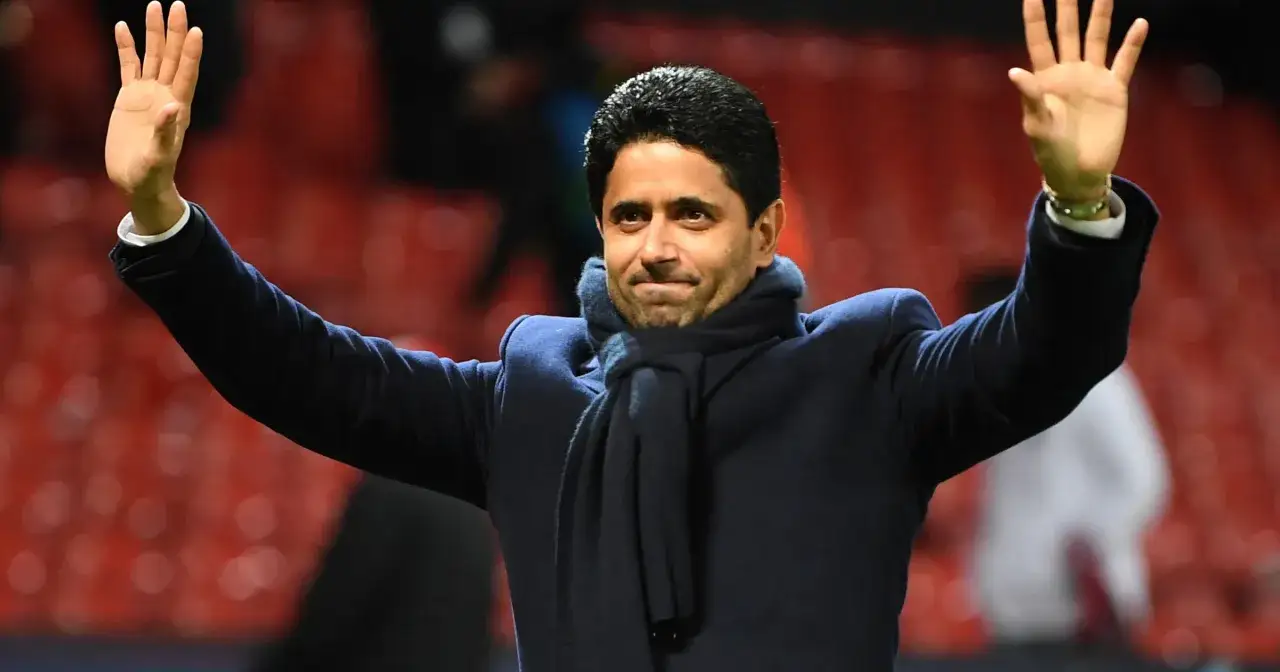 Nasser Al-Khelaifi, właściciel PSG, pozdrawia kibiców na stadionie.