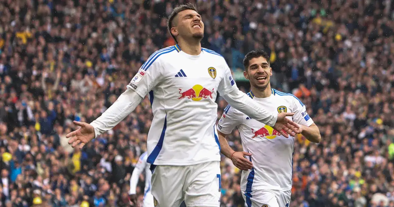 Piłkarz Leeds United świętuje hat trick, z kolegą z drużyny obok. Tłum kibiców na trybunach.
