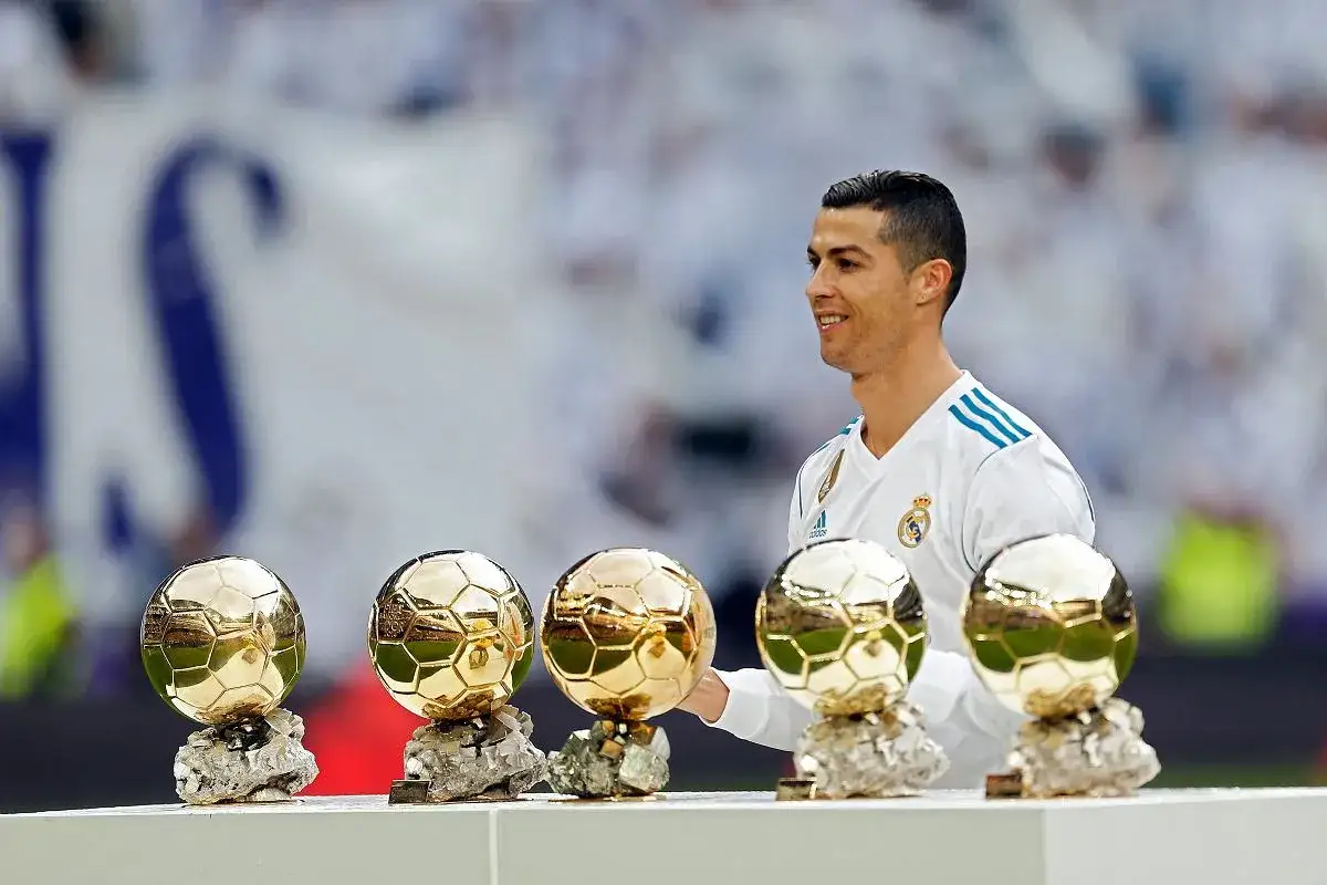 Cristiano Ronaldo, najmłodszy zdobywca złotej piłki, prezentuje swoje pięć trofeów.