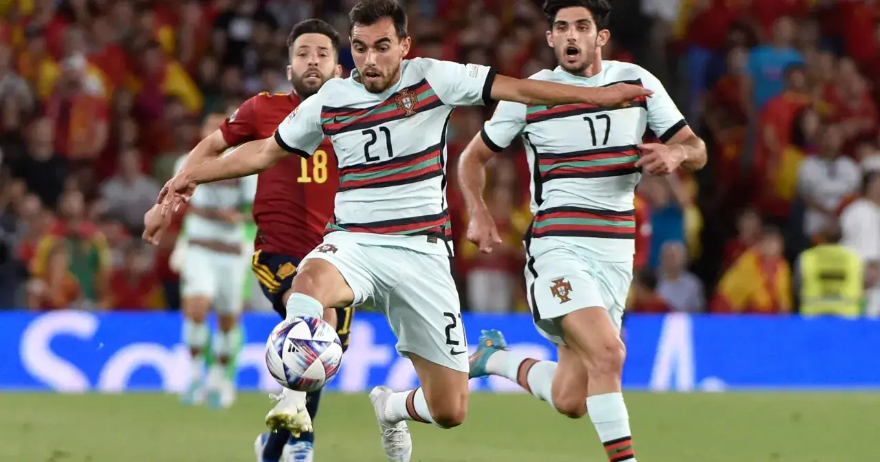 Piłkarze Portugalii w jasnych strojach z numerami 21 i 17 walczą o piłkę z zawodnikiem Hiszpanii. Emocje jak w finale Szwajcaria Portugalia.