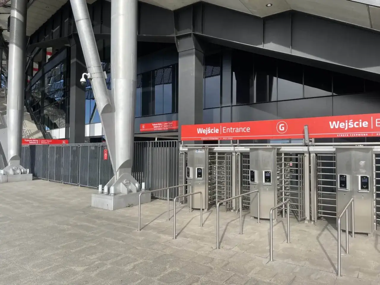 Bramki wejściowe na Stadion Narodowy. Sprawdź, co można wnieść na stadion, by uniknąć problemów przy wejściu.