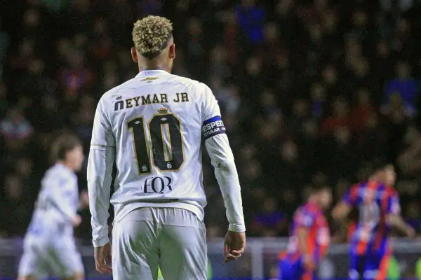 Neymar Jr, numer 10, gra jako napastnik. Jego charakterystyczna fryzura i opaska na ramieniu wskazują na jego pozycję na boisku.
