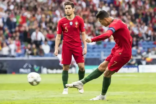 Piłkarz Portugalii Cristiano Ronaldo strzela gola w meczu przeciwko Szwajcarii.