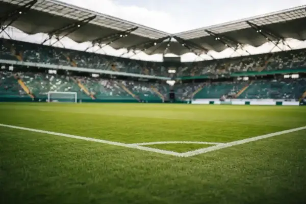 Pusta trybuna stadionu piłkarskiego, gotowa na emocje baraży do mistrzostw świata.