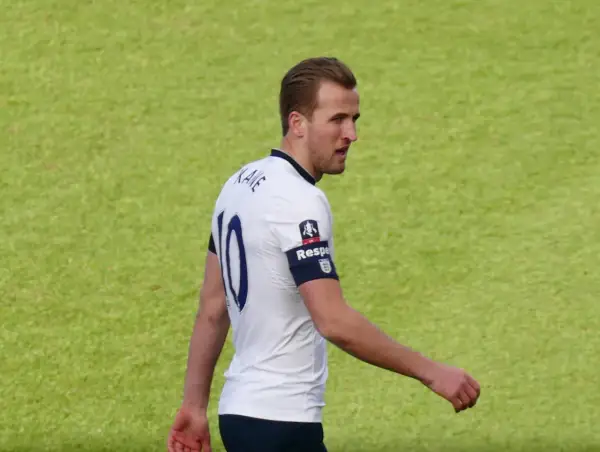 Piłkarz Harry Kane w białej koszulce z numerem 10. Zastanawiasz się, ile lat ma Harry Kane?