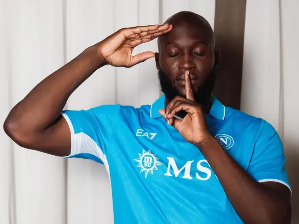 Piłkarz w niebieskiej koszulce Napoli, Romelu Lukaku, robi gest "cisza". Jego waga jest idealna do gry.