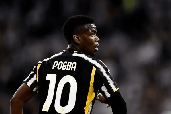 Piłkarz Paul Pogba w czarno-złotej koszulce z numerem 10, gotowy do gry.