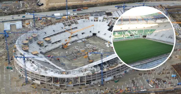 Budowa stadionu Tarczyński Arena. Widok z lotu ptaka na postęp prac budowlanych i gotową murawę.