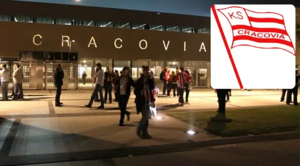 Fani przed stadionem Cracovii, najstarszego klubu piłkarskiego w Polsce.